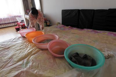 绥江楼上漏水，住户失联，小区没物管，业主维权难！律师来支招……